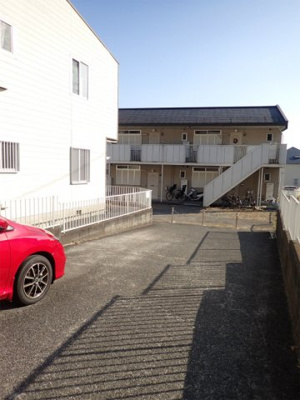 【駐車場】 | ファミールヤマニ1【SHM】 | いつでも目の届く敷地内に駐車場があります♪荷物がかさばりがちなお買物にも、敷地内駐車場があると便利ですよね☆