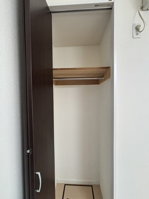 【収納】 | アトレ三田 | 洋室6帖のお部屋にあるクローゼットです♪大切なお洋服もしわにならないようにハンガーがけができます☆