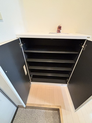 【玄関】 | アトレ三田 | シューズボックス付きで玄関がすっきり片付きますね！上に写真やかわいい小物を置いたりもできます☆