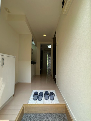 【玄関】 | アトレ三田 | 玄関から室内への景観です！キッチンの奥に洋室6帖のお部屋があります♪