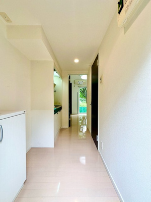 【玄関】 | アトレ三田 | 玄関から室内への景観です！キッチンの奥に洋室6帖のお部屋があります♪