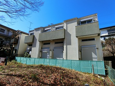 【外観】 | アトレ三田 | 小田急線「生田」駅まで徒歩5分！コンビニやスーパーが近くて便利な立地の2階建てアパートです♪