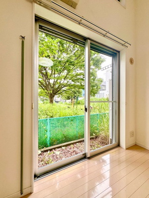 【庭】 | アトレ三田 | テラスは東向き！すがすがしい朝日がお部屋に入ってきます☆お洗濯物を干したり、気分転換をするにもおすすめです☆