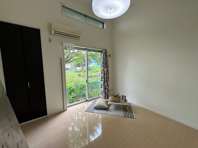 【洋室】 | アトレ三田 | 東向き洋室6帖☆テラスに繋がるお部屋です！エアコン・照明付きで1年中快適に過ごせますね☆クローゼットを完備しています◎