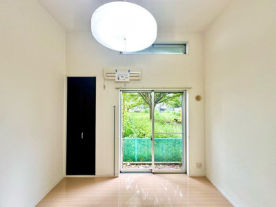 【洋室】 | アトレ三田 | 東向き洋室6帖☆テラスに繋がるお部屋です！エアコン・照明付きで1年中快適に過ごせますね☆クローゼットを完備しています◎