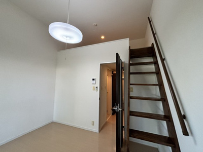 【寝室】 | アトレ三田 | 東向き洋室6帖☆ロフトスペースがあります♪荷物をたっぷり収納できてお部屋がすっきり片付きます☆