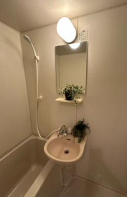 【洗面所】 | アトレ三田 | バスルームにある洗面台です！鏡の前で身支度ばっちりできちゃいます◎