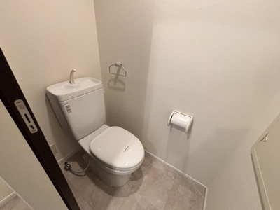 【トイレ】 | アトレ三田 | 人気のバストイレ別です！トイレが独立していると使いやすいですよね☆横にはタオルを掛けられるハンガーもあります♪