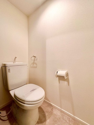 【トイレ】 | アトレ三田 | 人気のバストイレ別です！トイレが独立していると使いやすいですよね☆横にはタオルを掛けられるハンガーもあります♪