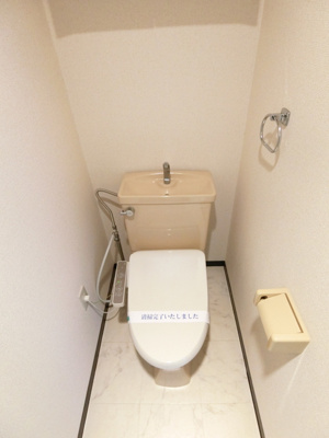 【トイレ】 | レジョン77 | トイレは温水洗浄便座付き♪人気のバストイレ別です♪小物を置ける便利な棚やタオルハンガーも付いています！