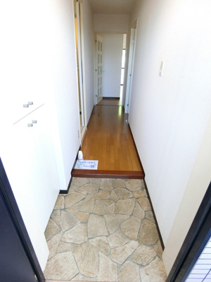 【玄関】 | レジョン77 | 玄関から室内への景観です！右手に洋室5帖のお部屋、左手に洗面所・トイレ・バスルームがあります☆