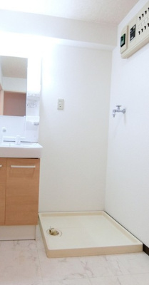 【設備】 | レジョン77 | 洗面所内、洗髪洗面化粧台横にある室内洗濯機置き場です♪防水パンが付いているので万が一の漏水にも安心です！