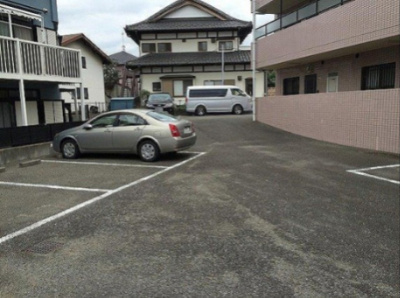 【駐車場】 | レジョン77 | いつでも目の届く敷地内に駐車場があります♪お車をお持ちのファミリーさんにもおすすめです☆