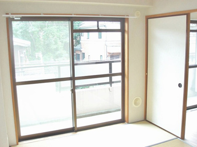 【和室】 | レジョン77 | 南東向き和室6帖☆バルコニーに繋がるお部屋は天袋付き押入れ付きです！寝具をすっきり収納できるので和室は寝室にもオススメ☆