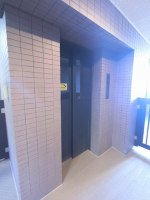 【その他共用部分】 | ライオンズガーデン青葉台南 | お買い物時やベビーカーの出し入れに便利なエレベーター付です。