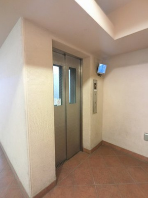 【その他共用部分】 | ネバーランド青葉台 | お買い物時やベビーカーの出し入れに便利なエレベーター付です。
