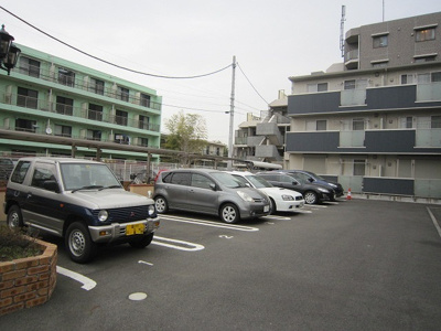 【駐車場】 | ソルテア日吉 | いつでも目の届く敷地内に駐車場があります♪荷物がかさばりがちなお買物にも、敷地内駐車場があると便利ですよね☆
