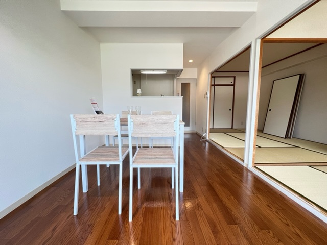 アデューウエダの居間・リビング|同物件別部屋イメージ写真