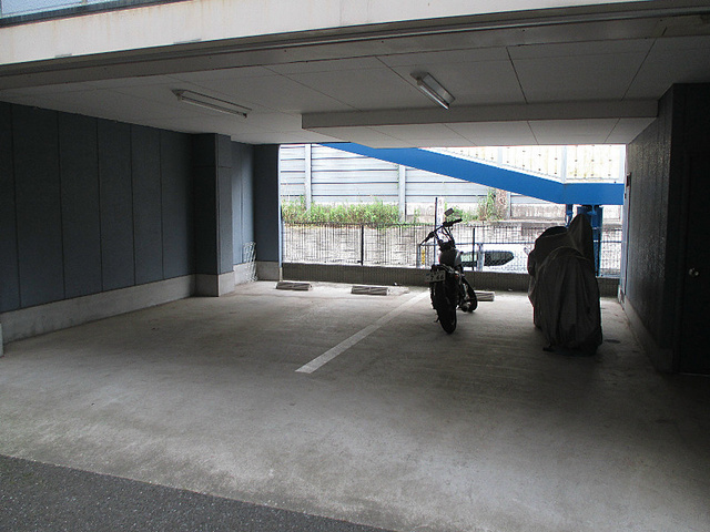 メイプルハウスの駐車場