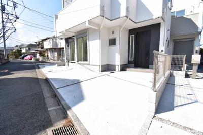 【駐車場】 | 稲城市百村　新築戸建て　全3棟　1号棟 | 玄関前の駐車スペースは買い物帰りで荷物が多くても楽ですね。前面道路も広いので車庫入れもしやすいです。