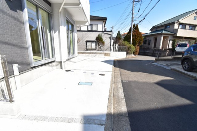 【前面道路含む現地写真】 | 稲城市百村　新築戸建て　全3棟　1号棟 | 前面道路は閑静な住宅地の通りとなるため、車通りは多くありません。 安心して車庫入れ可能。