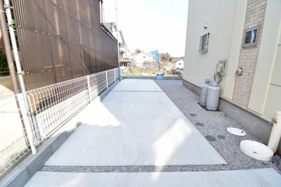 【駐車場】 | 稲城市坂浜　2期　新築戸建 | 車好きのパパにはうれしい広さのヵースペース、休日には自慢の愛車を思う存分メンテナンス。