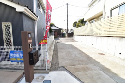 【前面道路含む現地写真】 | 稲城市坂浜　2期　新築戸建 | 前面道路は閑静な住宅地の通りとなるため、車通りは多くありません。 安心して車庫入れ可能。