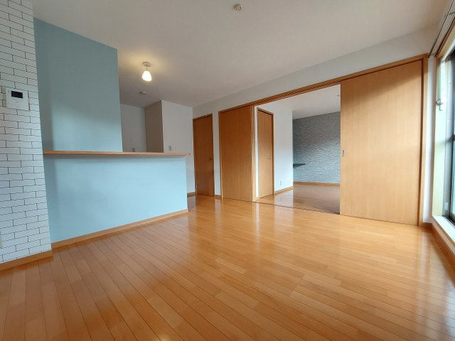 リビングタウン狭山池D棟の居間・リビング