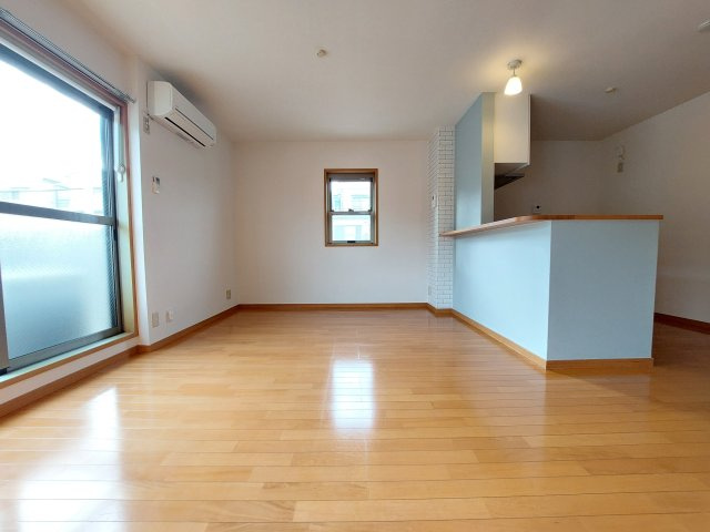 リビングタウン狭山池D棟の居間・リビング