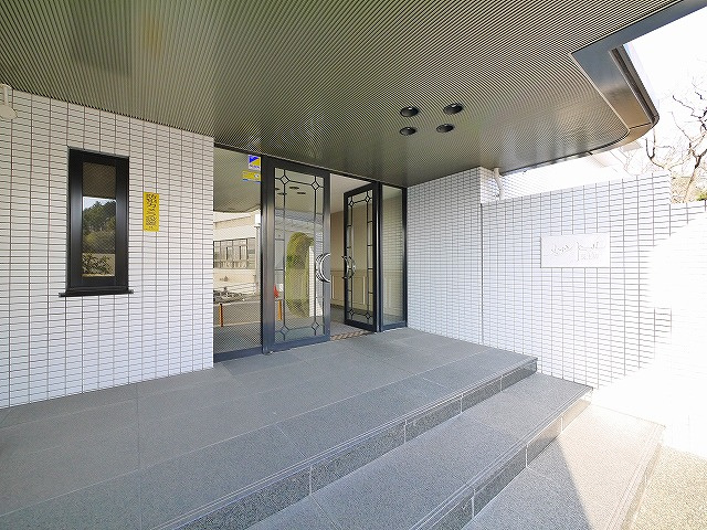 メゾンドール東生駒のエントランス|エントランスです