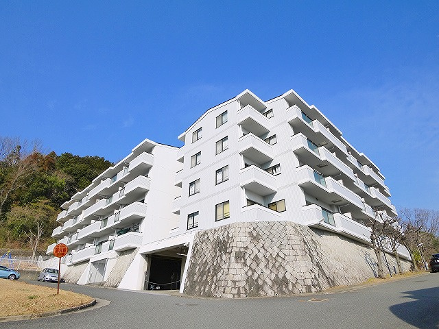 メゾンドール東生駒の外観|きれいな外観です