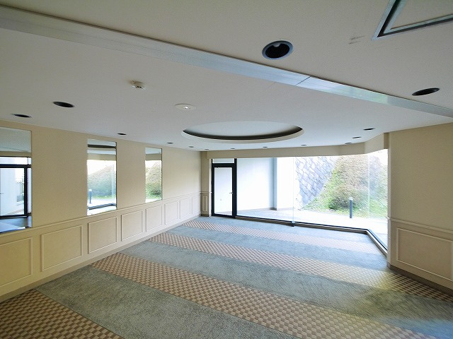 メゾンドール東生駒のロビー|ゆとりのあるロビーです