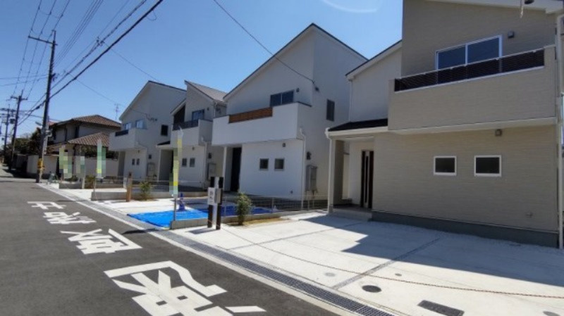 箕面5丁目新築戸建　全4区画【1号棟】の前面道路含む現地写真