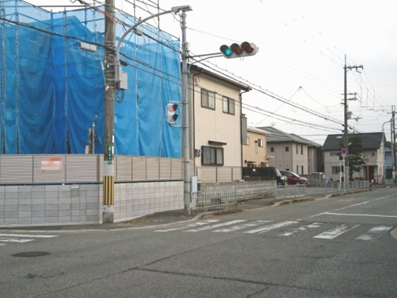池田市荘園１丁目の新築一戸建の前面道路含む現地写真