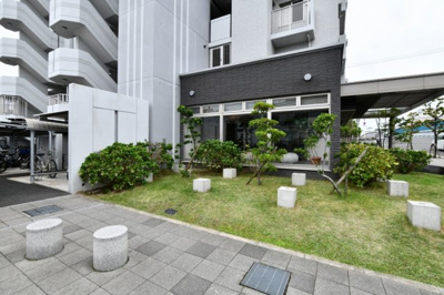 【エントランス】 | アトレ城東 | 緑もあり綺麗なエントランスですね♪