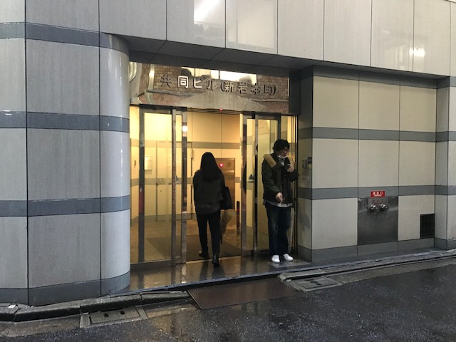 共同ビル（新岩本町）のエントランス