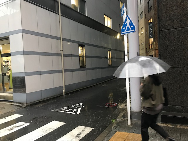 共同ビル（新岩本町）のエントランス