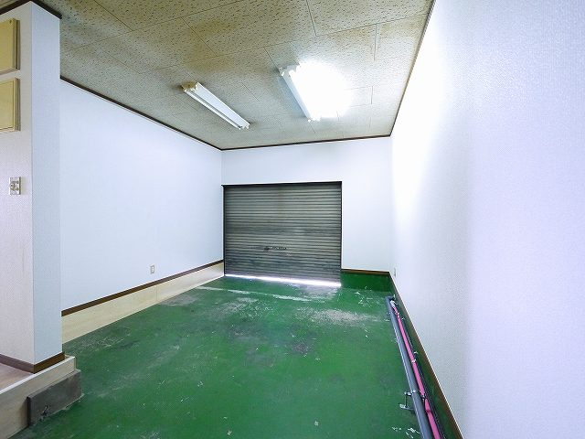 出屋敷町戸建の駐車場|屋根付き駐車場です。