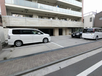 【駐車場】 | スタジオデン横濱大通り公園 | 平置き駐車場です。