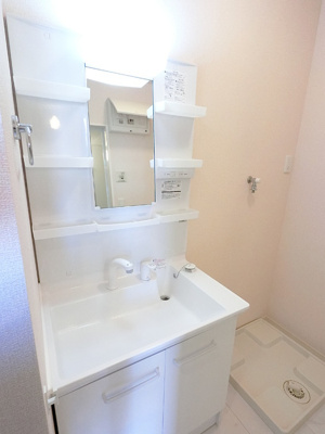 【洗面所】 | カスタリアⅣ | シャワーヘッド付き洗面台です