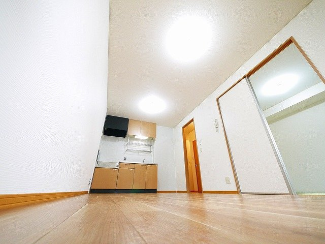 セジュール三笠Bの居間・リビング|こちらの居間で趣味の時間をお楽しみください