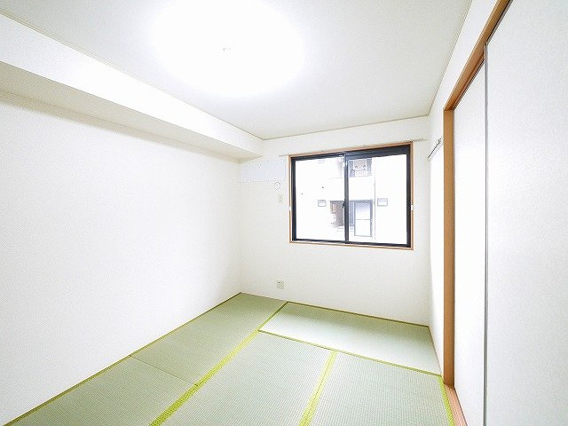 セジュール三笠Bの和室|畳の上でゆっくりとくつろげる和室です
