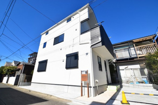 【外観】 | 白を基調にしたサイディング施工の外観。周辺は閑静な住宅エリア。