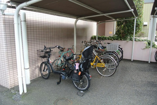 【その他共用部分】 | 屋根付きの駐輪場で雨が降っても大切な自転車が濡れなくてすみますね♪駅から自転車もおすすめです！