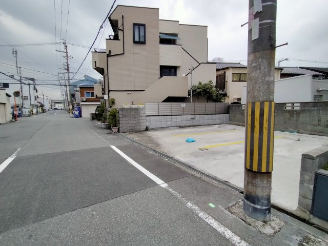 ケーズグランデ塚本1の前面道路含む現地写真|前面道路の幅員も広く、お車の出し入れも容易ですね♪