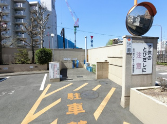 【その他共用部分】 | ゴミ置き場スペースです。
管理人さんもいますので共用部分も綺麗に保たれています。