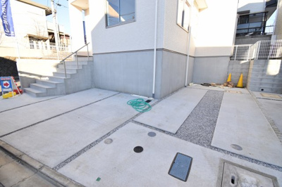 【駐車場】 | 多摩市和田２期９棟　新築戸建て　９号棟 | 玄関前の駐車スペースは買い物帰りで荷物が多くても楽ですね。前面道路も広いので車庫入れもしやすいです。