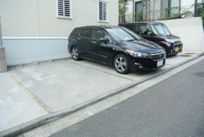 【駐車場】 | Maison新桜ヶ丘/メゾン新桜ヶ丘 | いつでも目の届く敷地内に駐車場があります♪荷物がかさばりがちなお買物にも、敷地内駐車場があると便利ですよね☆