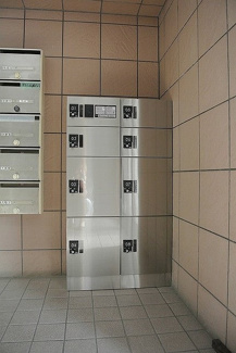 【その他共用部分】 | 共用エントランスには宅配BOXがあるので荷物の受け取りもスムーズに♪再配達を依頼する手間が省けます☆