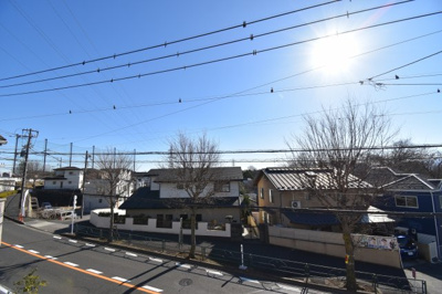 【展望】 | 多摩市連光寺4丁目　新築戸建　全2棟　2号棟 | 景色を遮るものがないと、陽の光を長い時間浴びられます。空気も澄んでいるように感じますね。